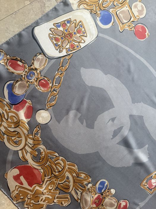 Apaszka Chanel z delikatnego muślinowego jedwabiu