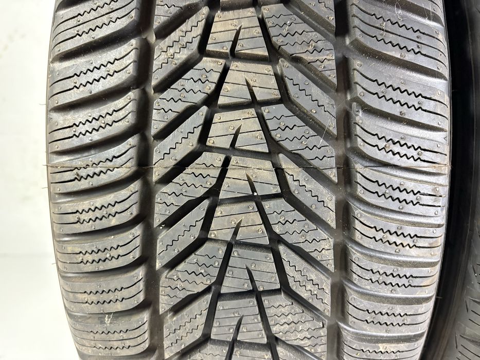 Opony zimowe jak nowe 235/45R18 Hankook dot.2024 op.027