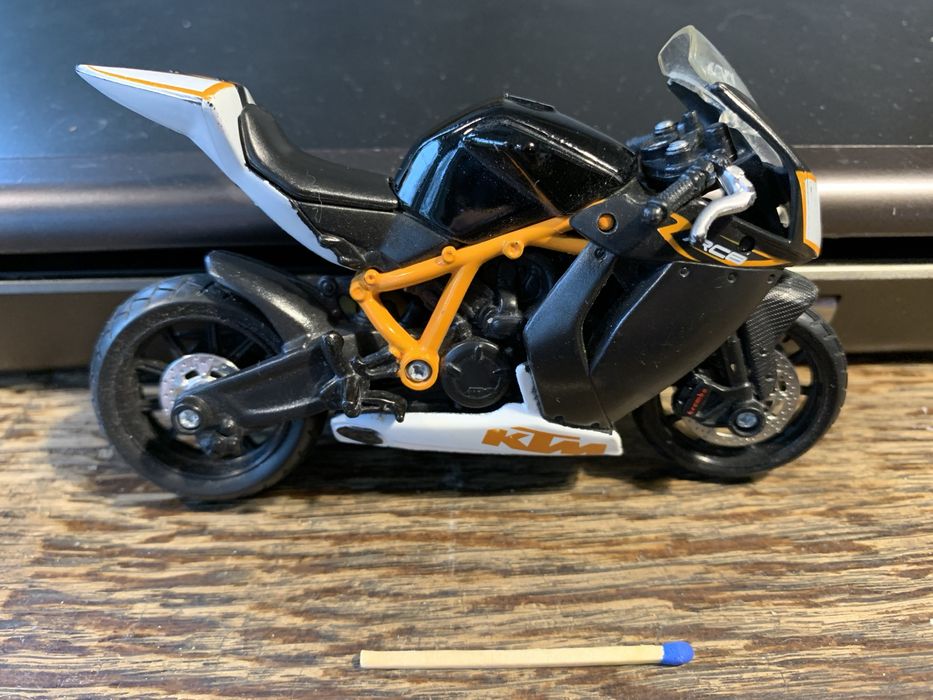 Motor wyscigowy KTM firmy Burago - zabawka