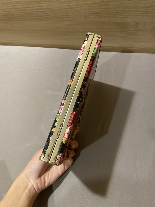 Клатч з квітковими принтами