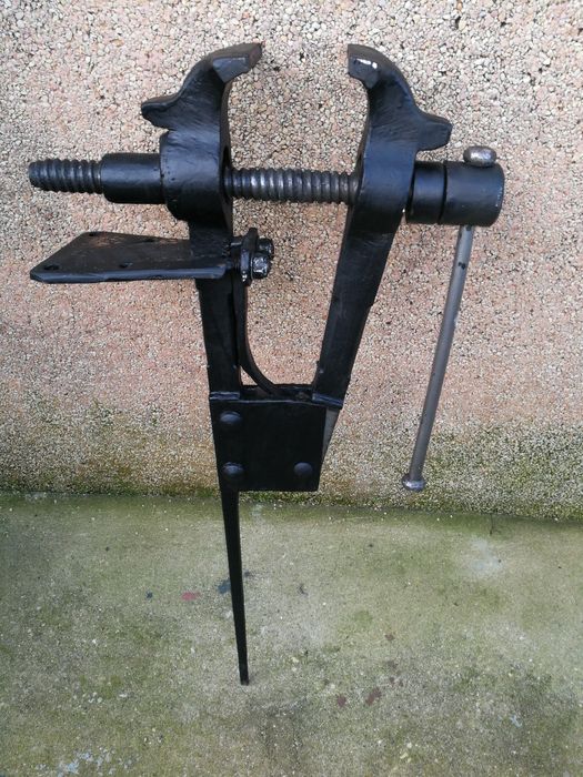 Torno de ferro antigo de ferreiro