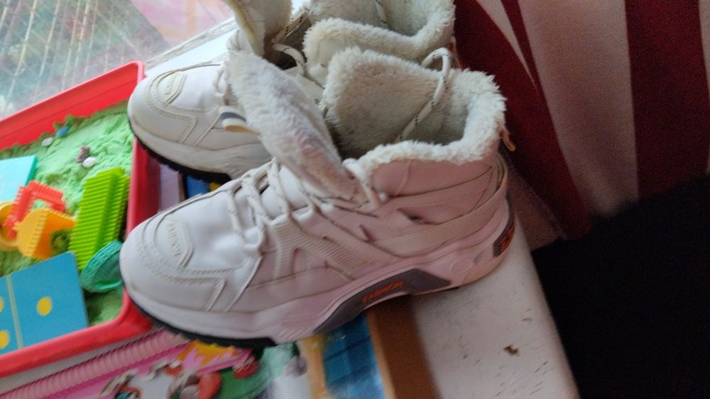 Продам кросівки 38