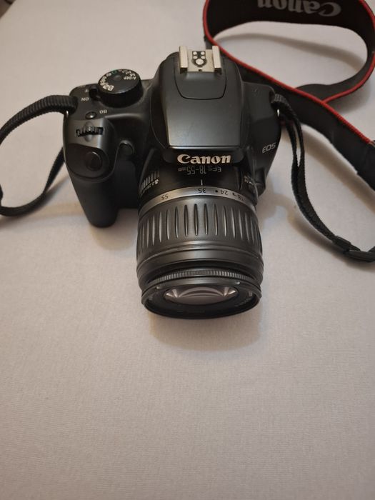 Дзеркальний фотоапарат 1000d