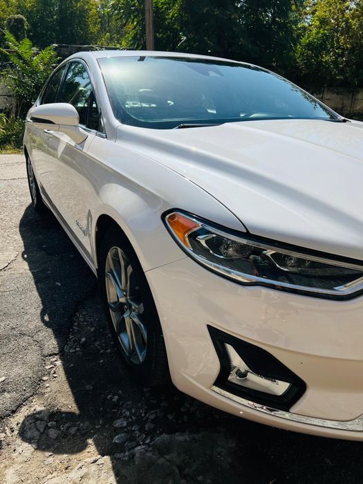 Продаж Ford Fusion Hybrid 2019