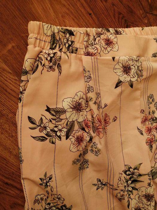 Damskie spodnie letnie,różowe, motyw kwiatowy, wysoki stan, gumka