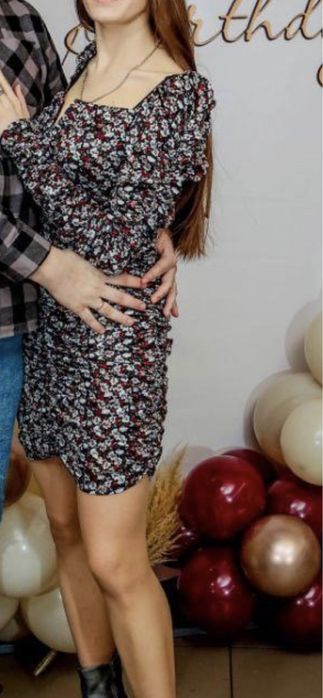 Сукня плаття Prettylittlething в квітковий принт