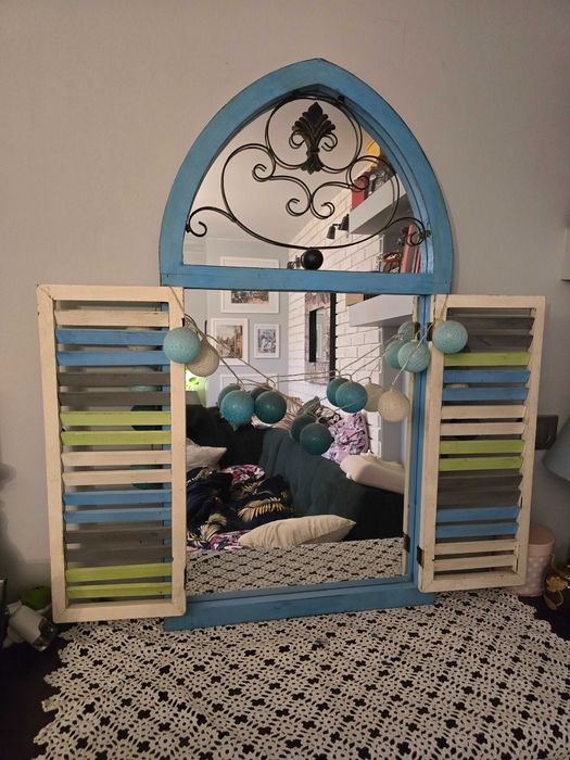 Piękne lustro w kształcie okna zamykane na okinnice.