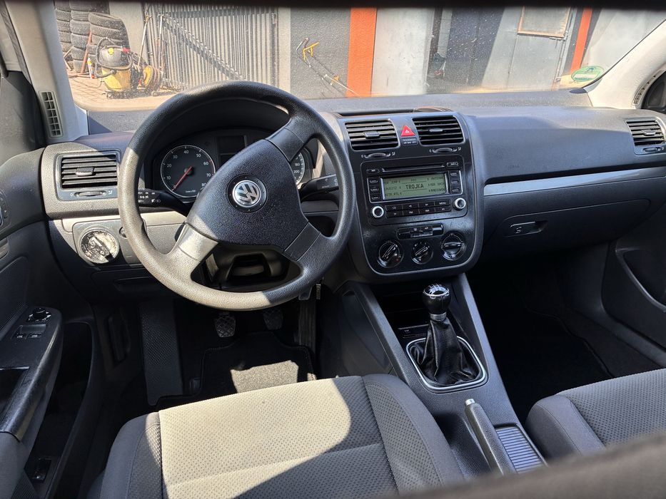 vw golf 5 rok 2005 poj 1,4 klimatyzacjazarejesyrowany 5-drzwi zadbany bez korozji
