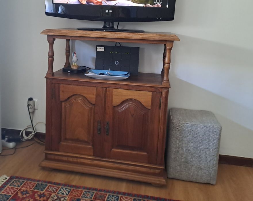 Móvel tv em castanho maciço