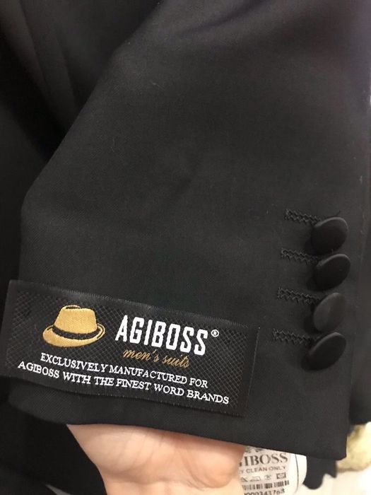 Новий чоловічий костюм смокінг.