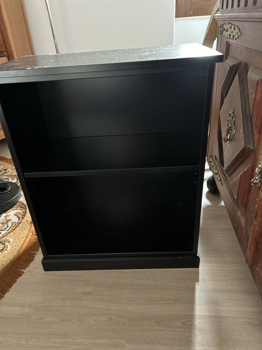 Móvel em madeira wangué com uma prateleira