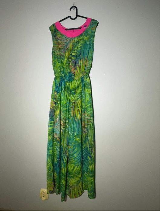 Zielona sukienka we wzorek z różowym paskiem przy szyji