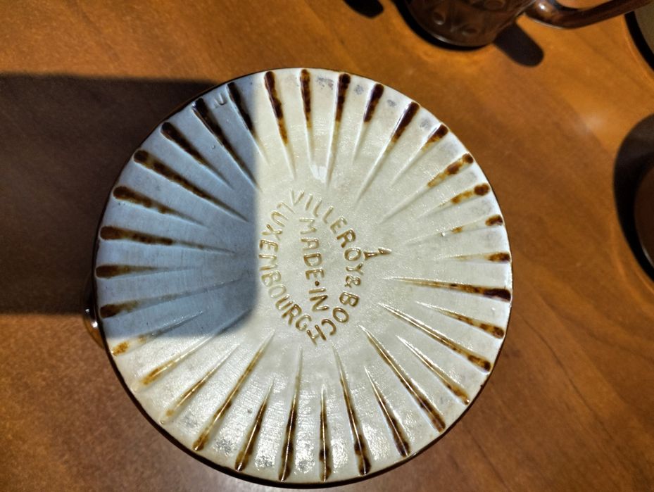 Kolekcja brązowej porcelany.