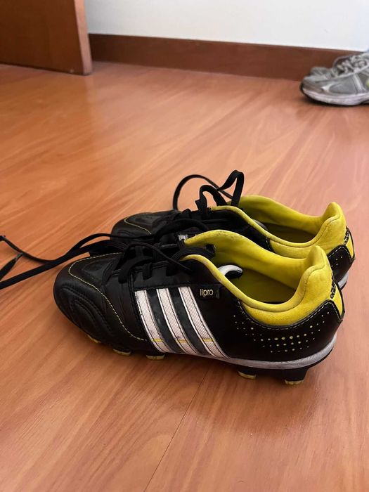 Chuteiras Adidas, tamanho 33, em bom estado.