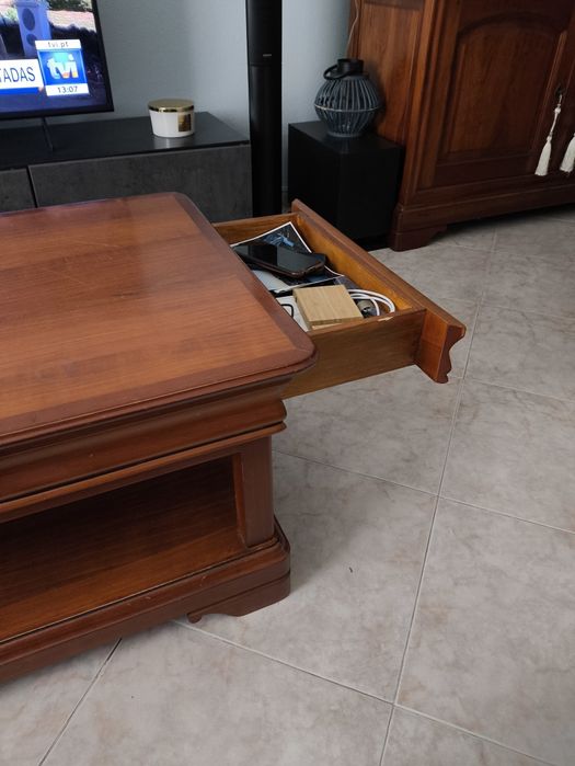 Mesa de sala ou TV  em cerejeira com 2 gavetas