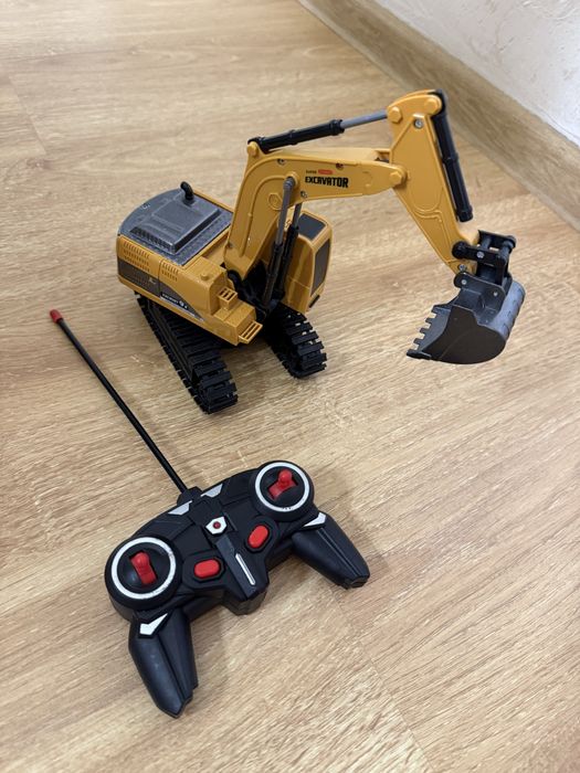 Металевий екскаватор на пульті
