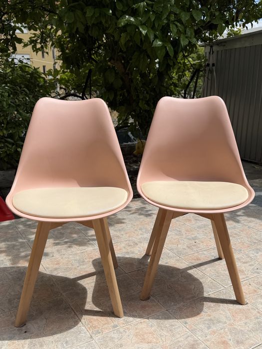 2 cadeiras rosa.
