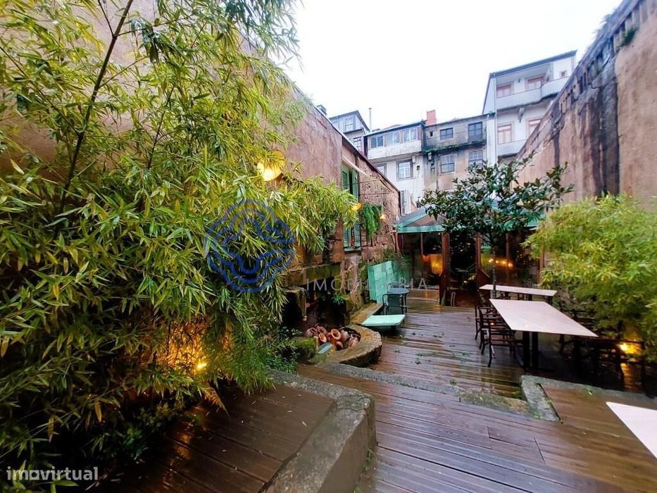 Wine-Bar, com jardim,  na baixa portuense,  com licença até às 02:00h