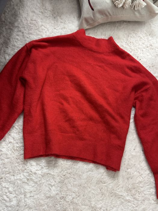 Czerwony sweter reserved