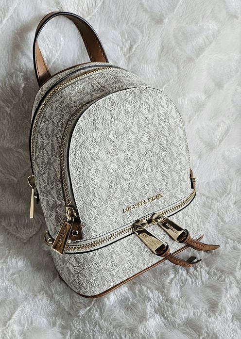 Sprzedam Śliczny plecaczek Mini rhea firmy Michael Kors 

Plecacze