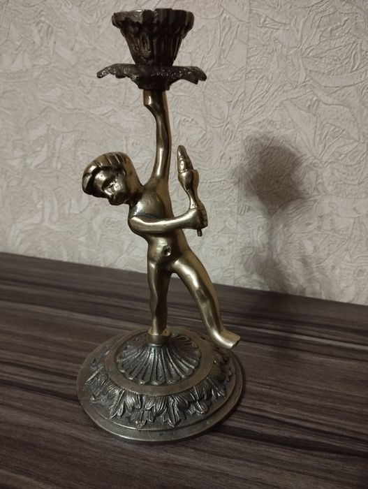 Продам бронзовый подсвечник.