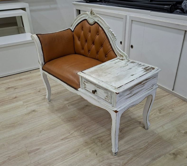 Banqueta branca com banco na cor camel e com gaveta
