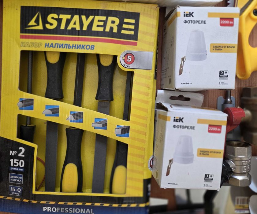 Пилка, трубний ключ, молоток, викрутка