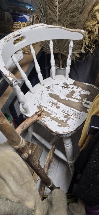 Naturalne ceramiczne drewniane białe przecierane krzesło