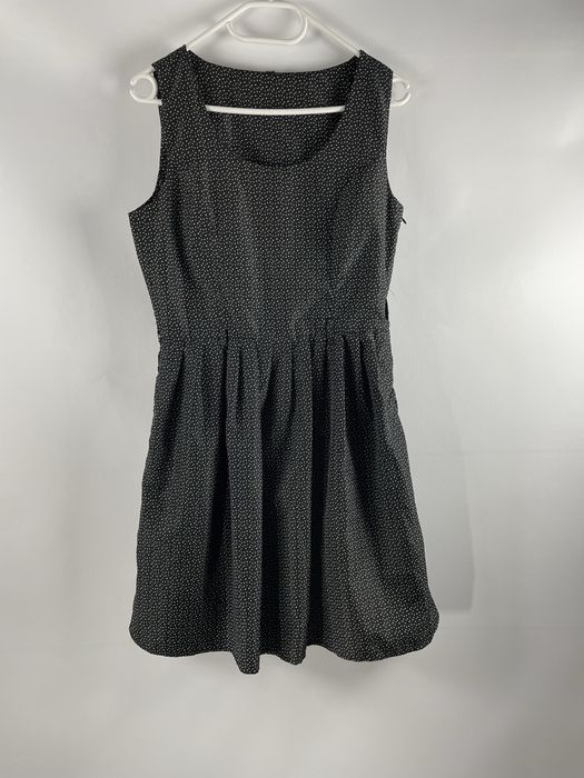 Zestaw 600 sztuk ubrań na odsprzedaż