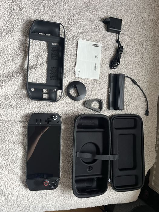 Konsola Lenovo Legion Go  + dodatkowe akcesoria