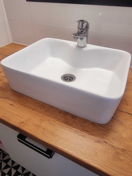 Umywalka nablatowa z baterią