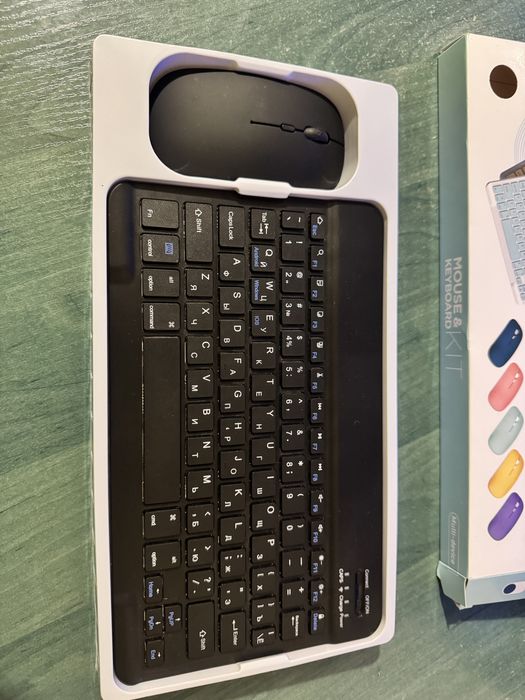 Безпроводная (Bluetooth) клавиатура и мышка.