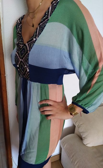 Vestido malhinha com decote em V com chapas