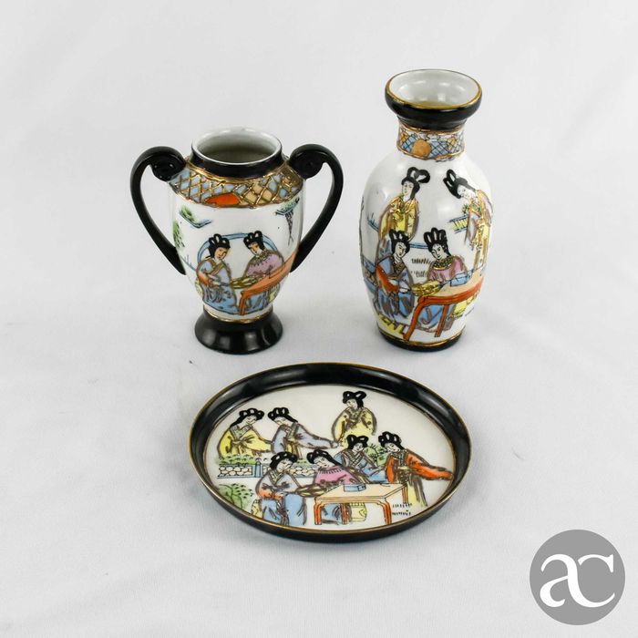 Conjunto de 2 jarras e prato porcelana Japonesa Satsuma