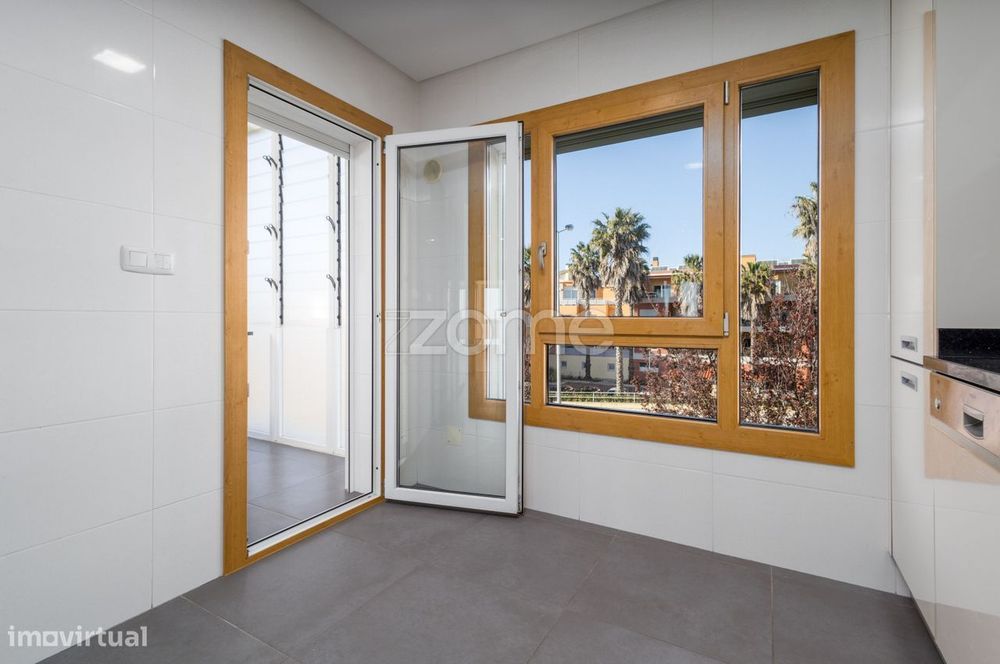Apartamento T4 no Arneiro | Vista mar, 2 Suites e Estacionamento