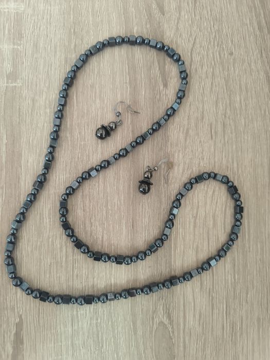 Sprzedam komplet biżuterii z hematytu.