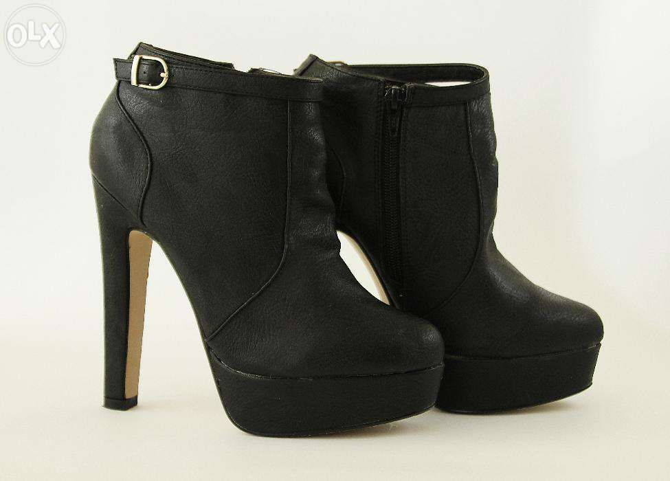 Skórzane botki na koturnach