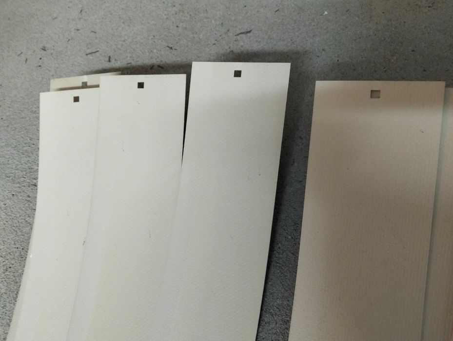 dois estores de lâminas interiores