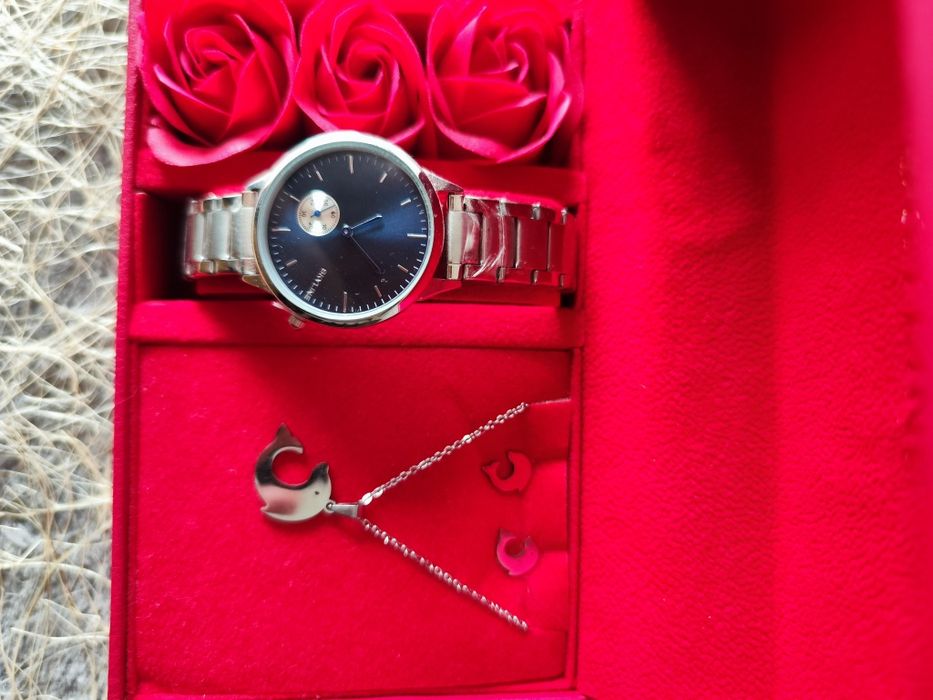 Conjunto de Relógio mais um fio e brincos de Senhora da Skyline