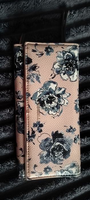 Гаманець бренду Fiorelli з квітковим принтом.