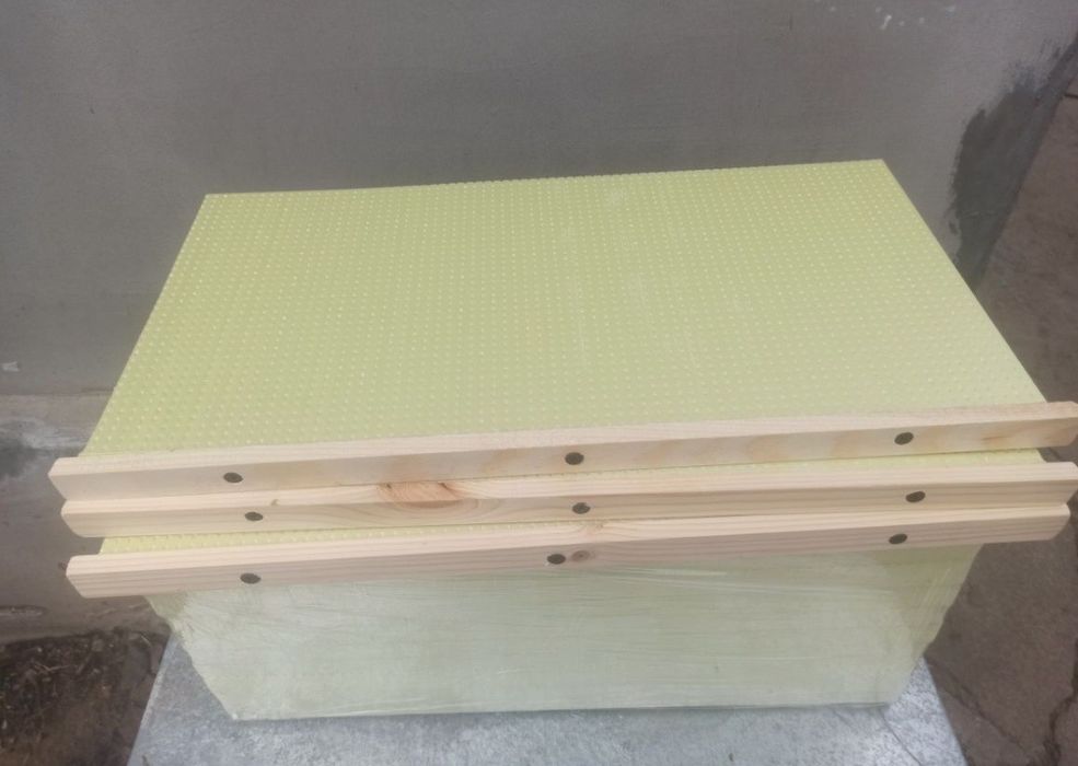 Продам тёплые заставные для пчел
Рамка Рутовская 230 мм. 
Утеплители