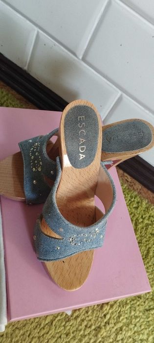 Klapki na wysokim obcasie marki Escada