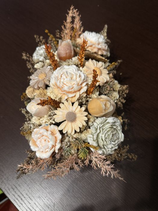 Arranjo de flores secas e velas