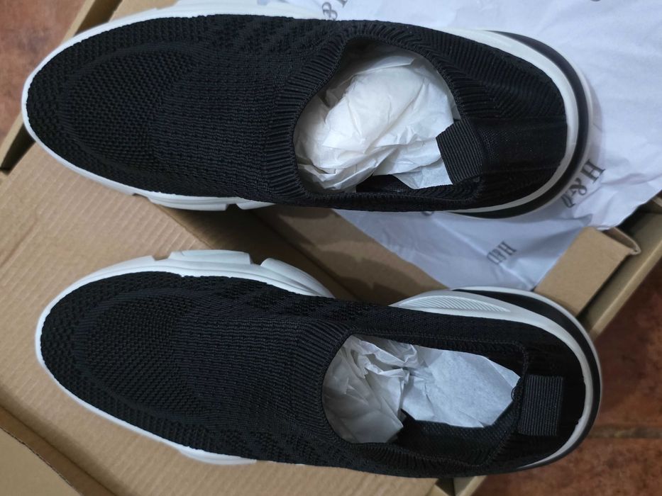 Ténis pretos em elastano ( Novos ).