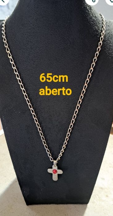 Fios com pendentes em prata contrastada.