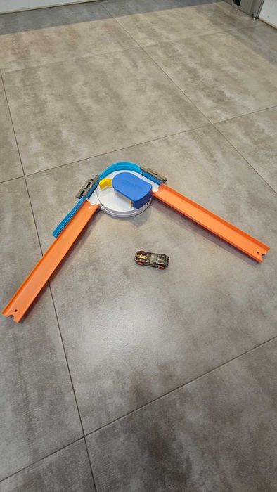 Hot Wheels Track Builder regulowany zakręt z przyspieszeniem