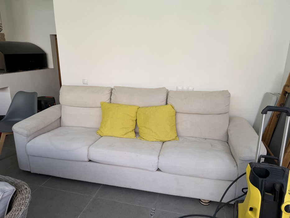 Sofá branco com capa