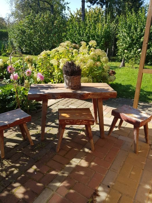 Stół wraz z trzema taboretami z pełnego drewna