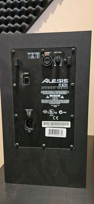 Coluna Monitor Alesis M1 MKII