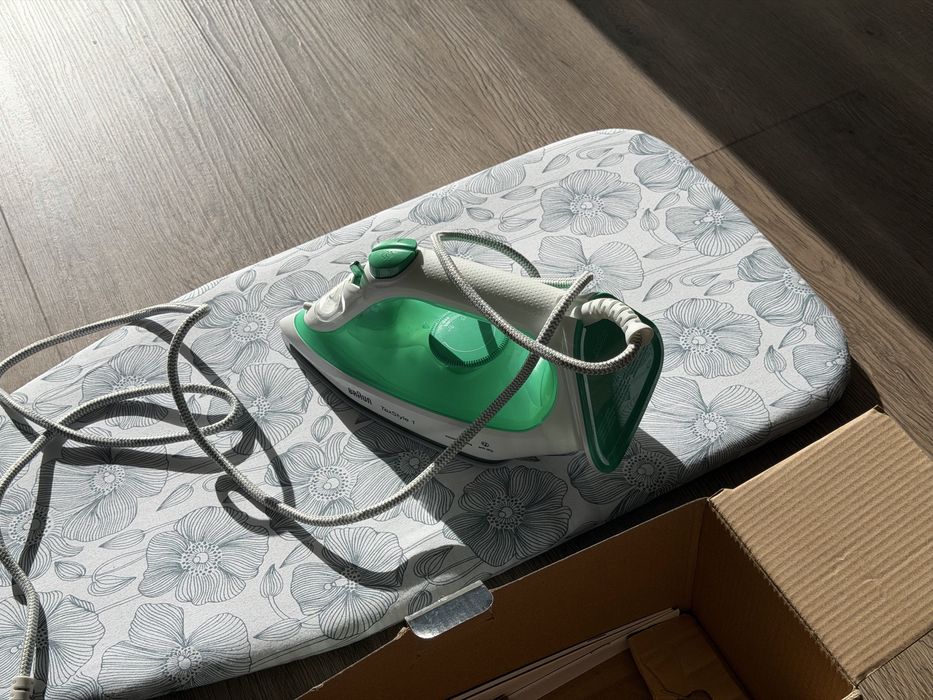 Ferro de engomar (novo) + tábua de engomar compacta